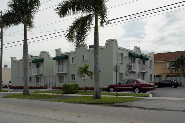 7425 W 24th Ave in Hialeah, FL - Foto de edificio - Building Photo