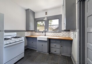 6015-6017-6017 SE 99th Ave in Portland, OR - Foto de edificio - Building Photo