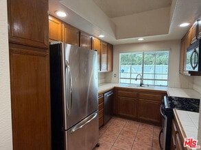 5740 Canterbury Dr in Culver City, CA - Building Photo - Building Photo