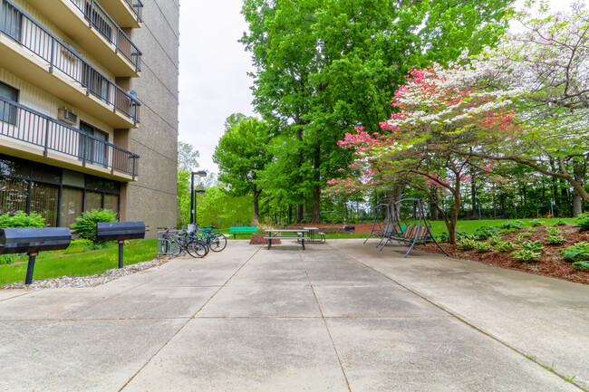 Ziegler Place - Income-Based 62+ in Livonia, MI - Foto de edificio - Building Photo