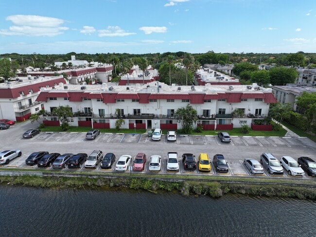 6707 N Kendall Dr in Pinecrest, FL - Foto de edificio - Building Photo