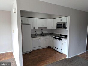 8034 Craig St in Philadelphia, PA - Building Photo - Building Photo