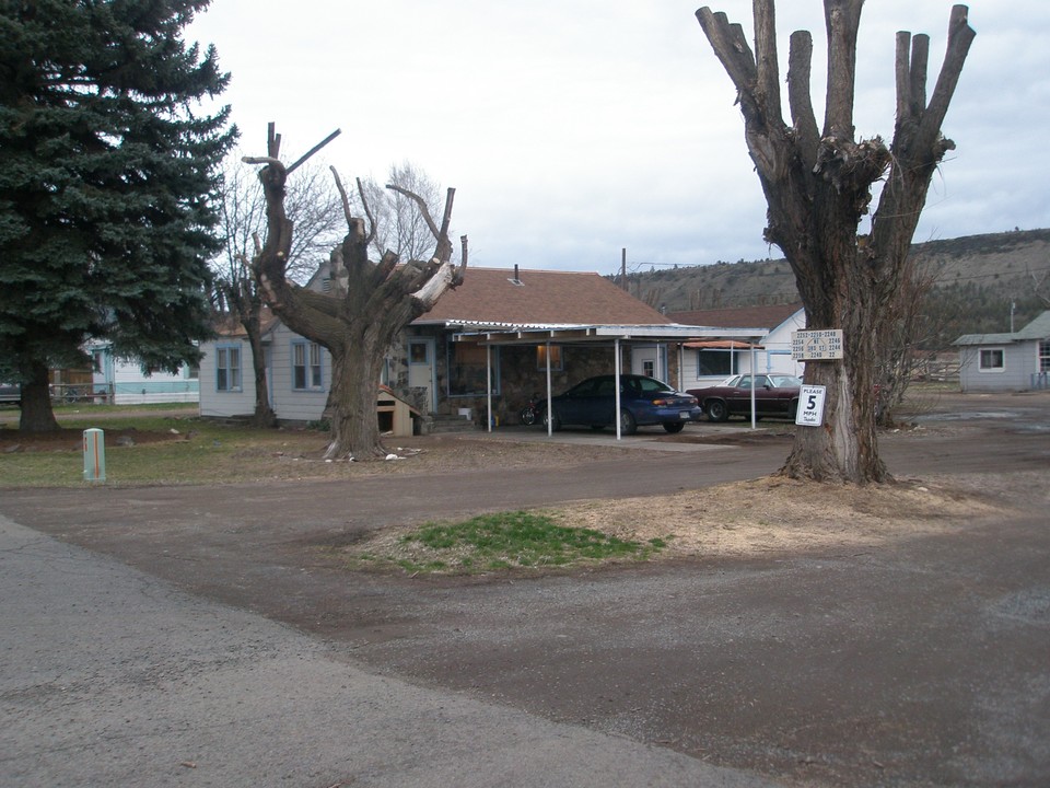 Calico Village in Prineville, OR - Building Photo