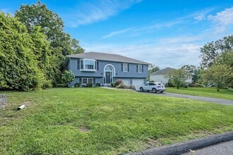 13 Jodhpur Ln in Newburgh, NY - Foto de edificio - Building Photo