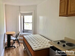 1061 Beacon St, Unit 14A in Brookline, MA - Foto de edificio - Building Photo