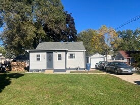 512 Montgomery Rd in Montgomery, IL - Building Photo