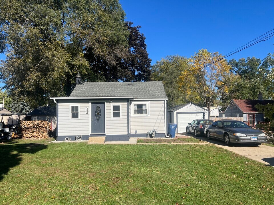 512 Montgomery Rd in Montgomery, IL - Building Photo