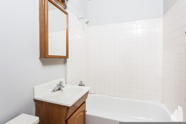 809 W Cornelia Ave, Unit #302 in Chicago, IL - Foto de edificio - Building Photo