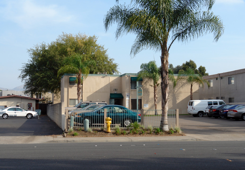 Rockford Gardens in El Cajon, CA - Foto de edificio