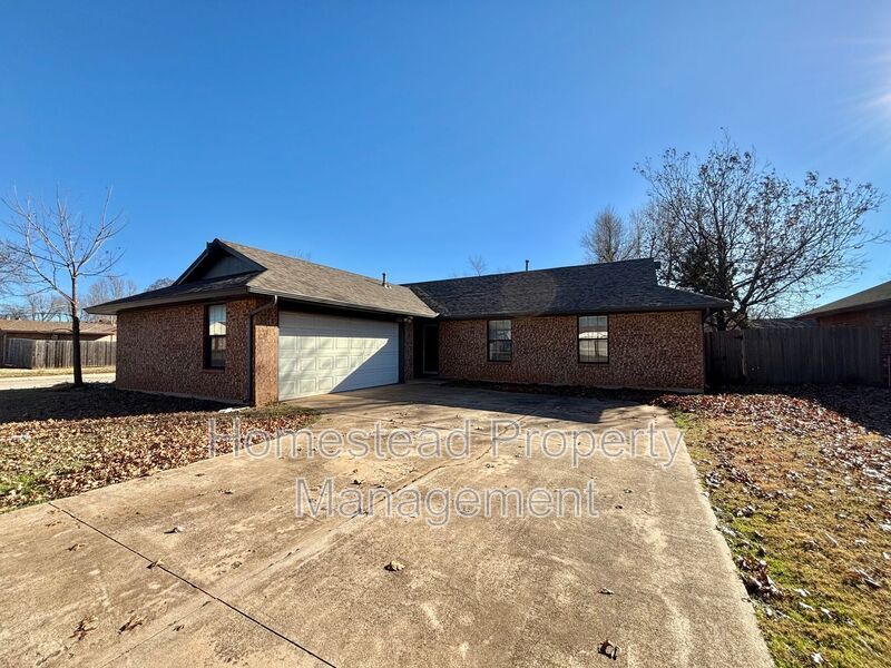 1200 Swan Lake Rd in Edmond, OK - Building Photo