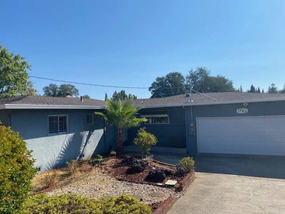 1703 Ridge Dr in Redding, CA - Building Photo