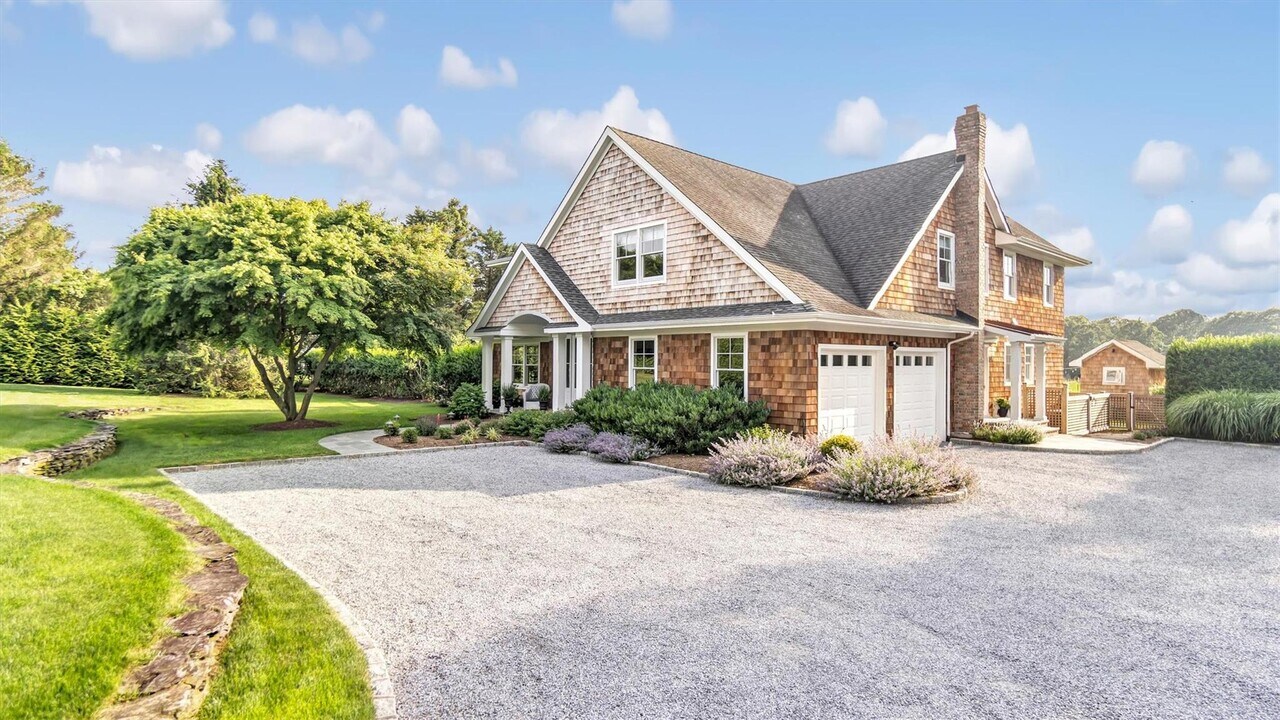 13A Brushy Neck Ln in Westhampton, NY - Building Photo