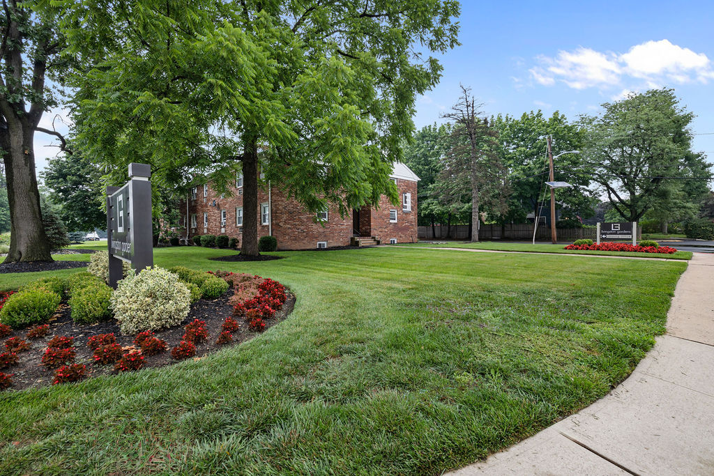 Livingston Gardens in North Brunswick, NJ - Building Photo