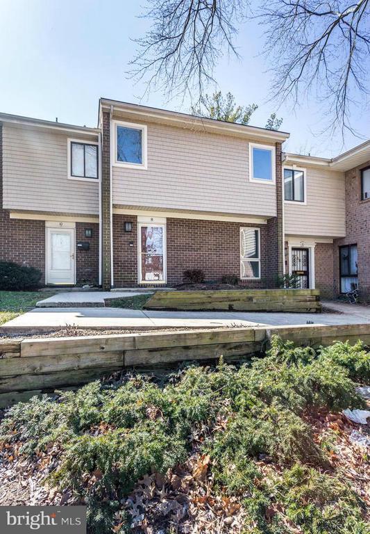 property at 8 Gentry Ct