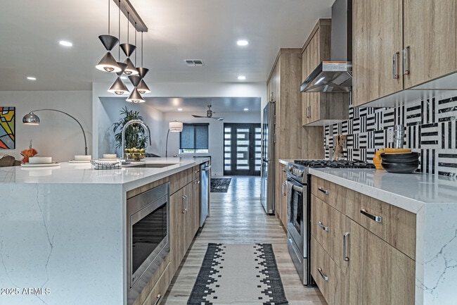 property at 1539 W Puget Ave
