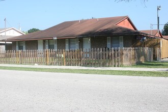 2024 E 140th Ave in Tampa, FL - Foto de edificio - Building Photo