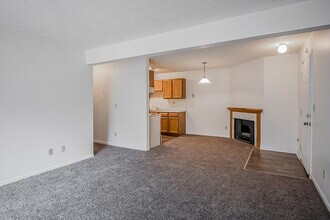 Ashton Lake Apartments in East Lansing, MI - Foto de edificio - Building Photo