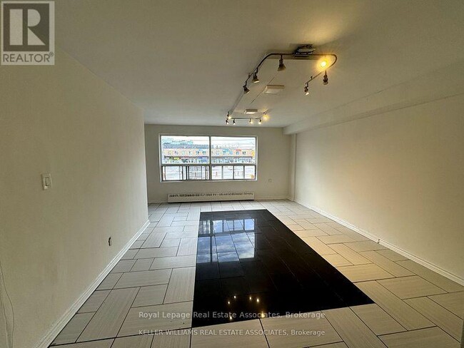 3071 Hurontario St in Mississauga, ON - Building Photo - Building Photo