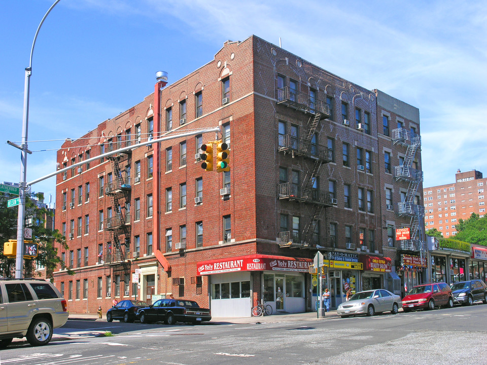 118-122 Featherbed Ln in Bronx, NY - Building Photo