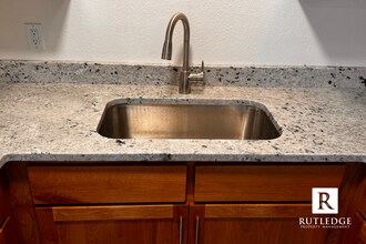 855 E 9th St in Medford, OR - Building Photo - Building Photo