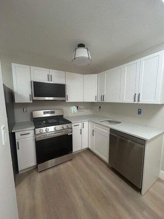 17 M St, Unit B in Boston, MA - Building Photo