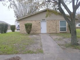 1504 Cardinal Dr in Ennis, TX - Building Photo