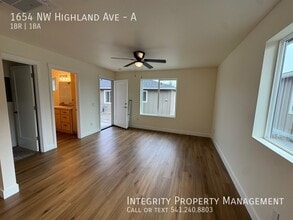 1654 NW Highland Ave in Grants Pass, OR - Building Photo - Building Photo