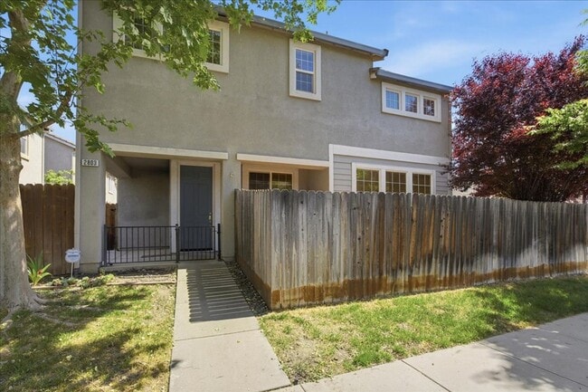 2803 Crested St in West Sacramento, CA - Building Photo - Building Photo