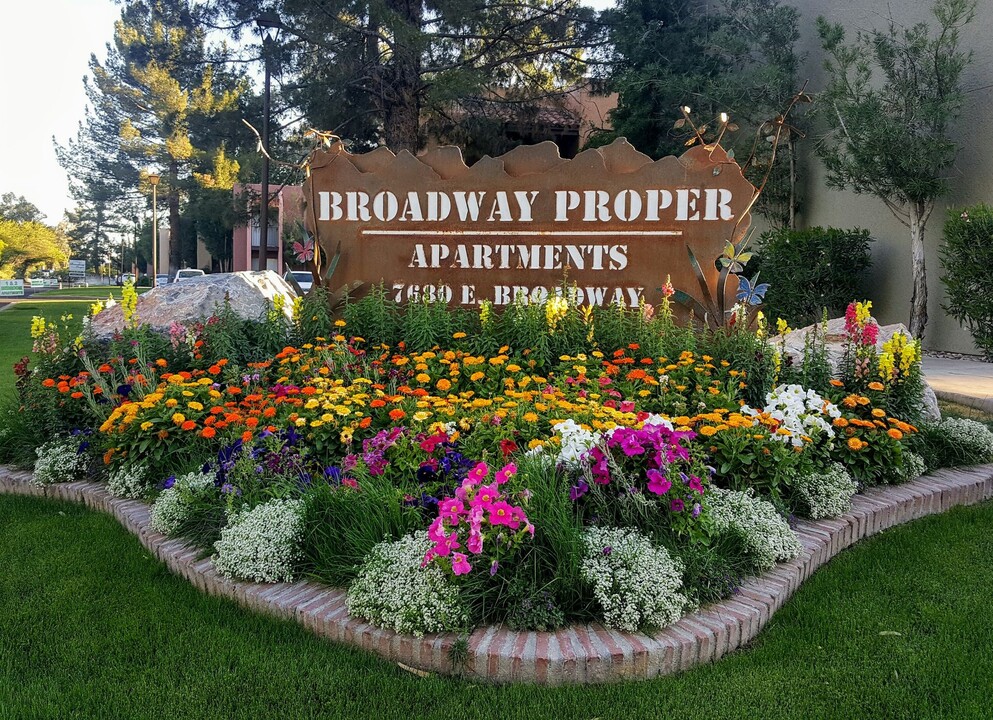 Broadway Proper in Tucson, AZ - Foto de edificio