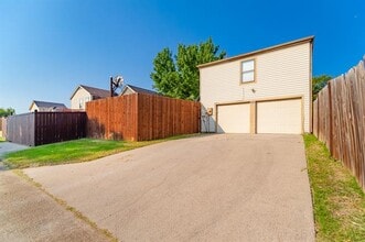 2802 Bridge Lake Dr in Irving, TX - Building Photo - Building Photo