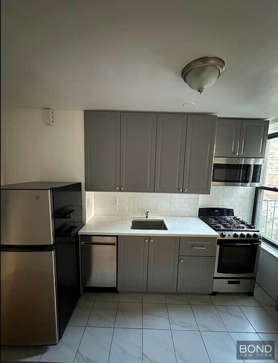 321 E 54th St in New York, NY - Building Photo