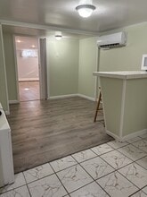 440 Lockwood Dr in Shirley, NY - Foto de edificio - Building Photo