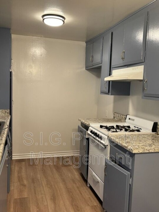 2504 N Naomi St in Burbank, CA - Foto de edificio