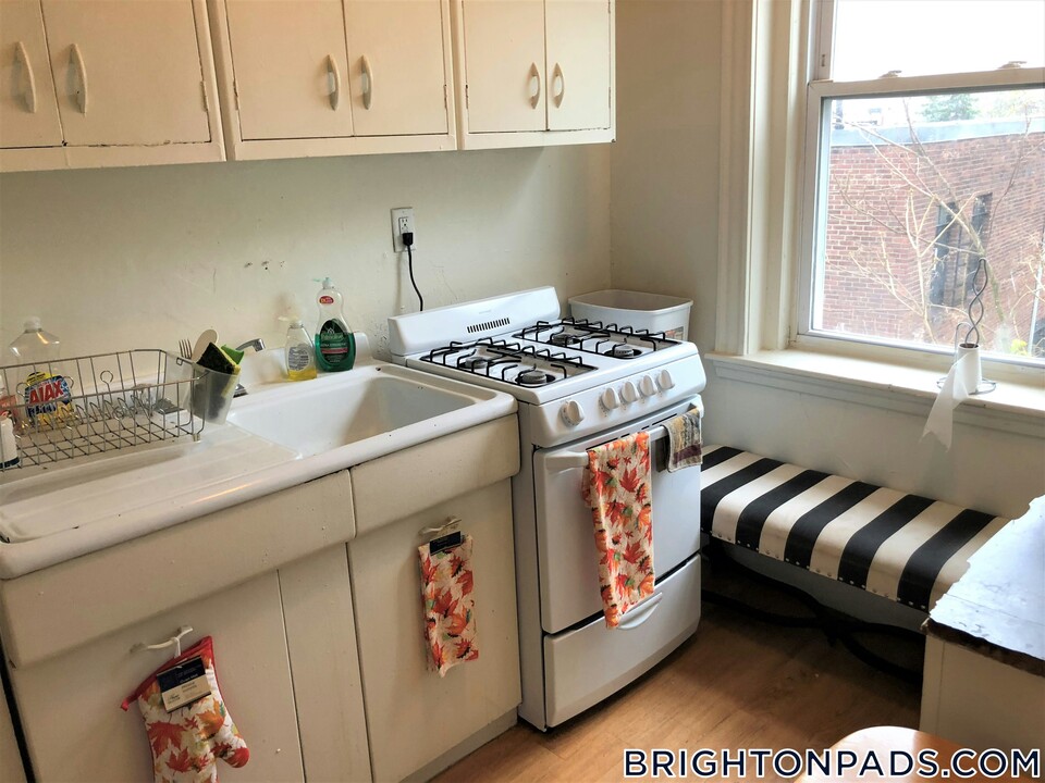 66 Chiswick Rd in Boston, MA - Building Photo