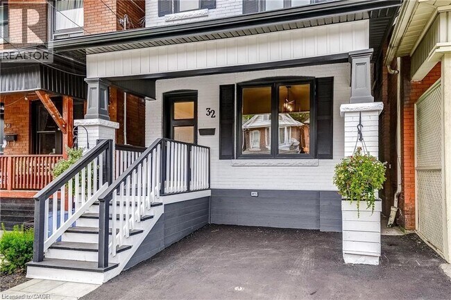 32 Cumberland Ave in Hamilton, ON - Building Photo - Building Photo
