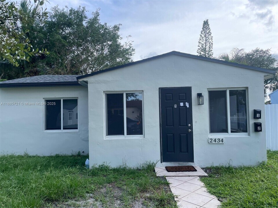 2434 Coolidge St in Hollywood, FL - Building Photo