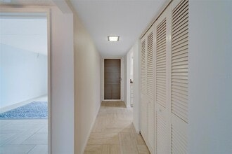 2944 W Bay Dr in Belleair Bluffs, FL - Foto de edificio - Building Photo