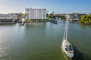 Bay Terrace in Naples, FL - Building Photo - Building Photo