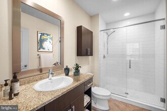 235 N Christopher Columbus Blvd in Philadelphia, PA - Building Photo - Building Photo