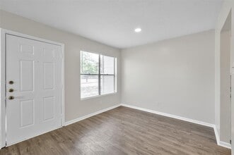 900 Holly Dr in Conroe, TX - Building Photo - Building Photo