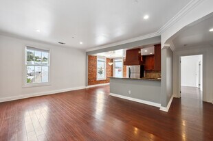 1236 N Flores St in West Hollywood, CA - Building Photo