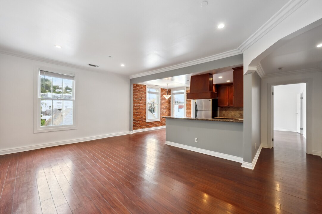 1236 N Flores St in West Hollywood, CA - Foto de edificio