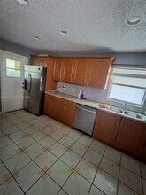 309 Masters Rd in Palm Springs, FL - Foto de edificio - Building Photo