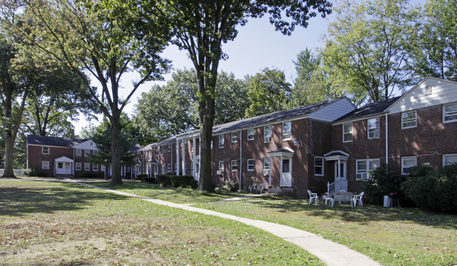 Parkway Gardens in Trenton, NJ - Foto de edificio - Building Photo