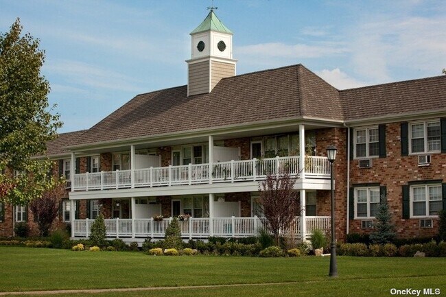 65 Prospect Ave, Unit 26W in Hewlett, NY - Building Photo - Building Photo