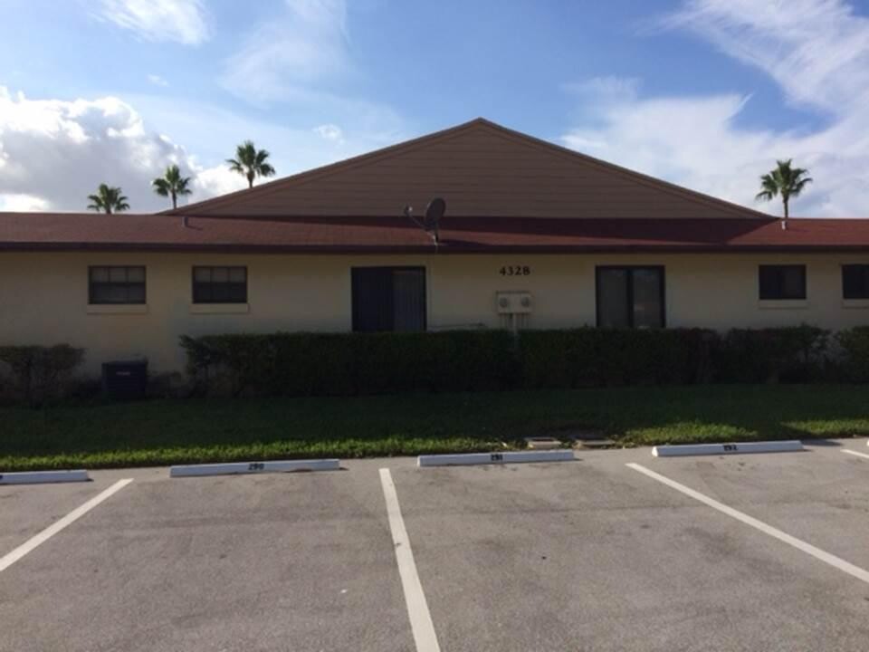 4328 Woodstock Dr in West Palm Beach, FL - Building Photo