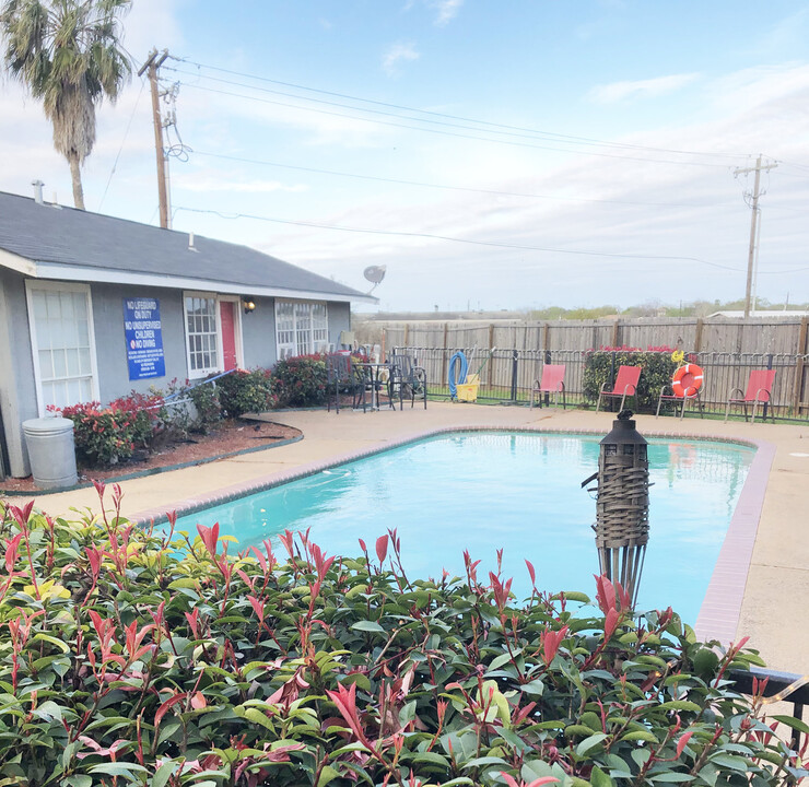 Sandia Apartments in Dilley, TX - Foto de edificio