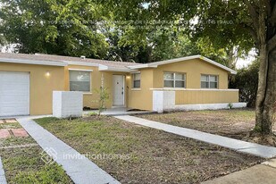 10221 Dolphin Rd in Cutler Bay, FL - Building Photo