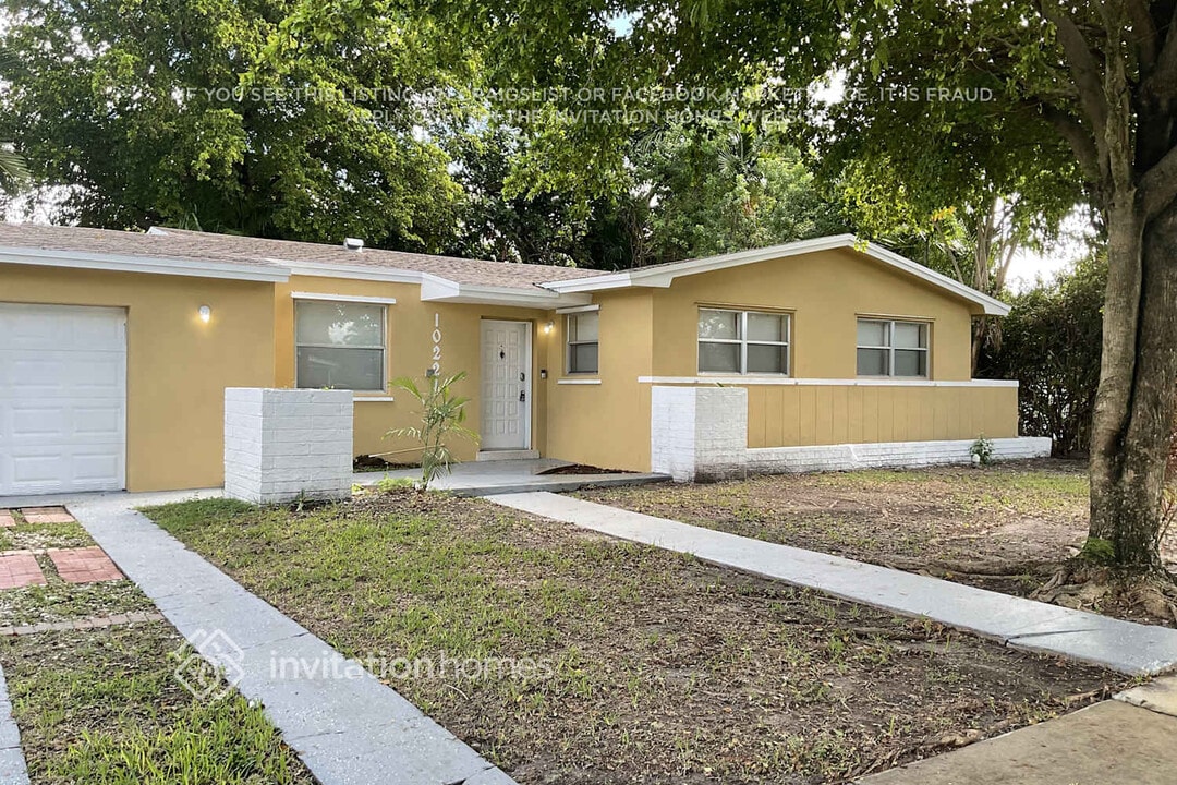 10221 Dolphin Rd in Cutler Bay, FL - Building Photo