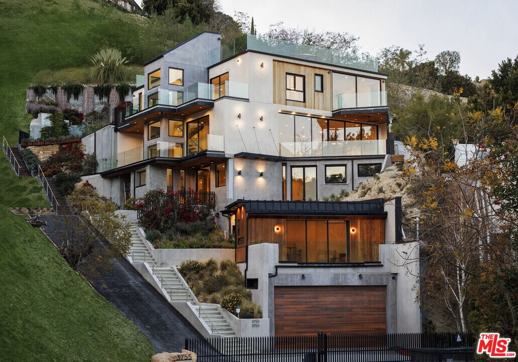 3755 Camino de la Cumbre in Los Angeles, CA - Building Photo